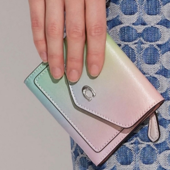New 🎀 Coach Wyn Small Wallet With Ombre Gold/Pale Pistachio Multi - Picture 4 of 5